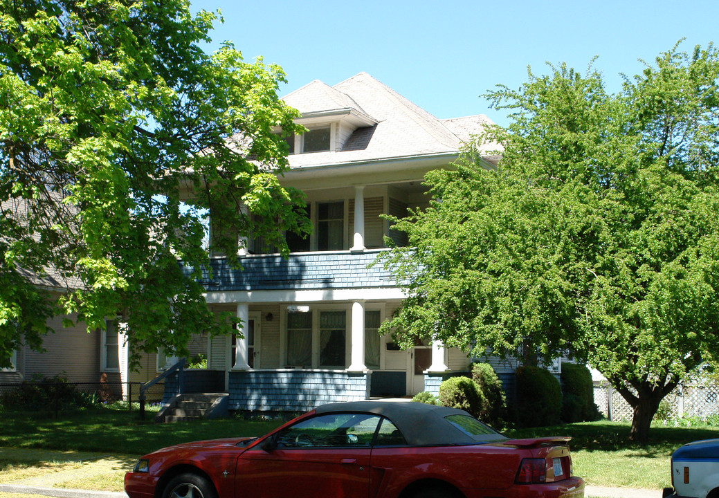 1222 W Augusta Ave in Spokane, WA - Foto de edificio