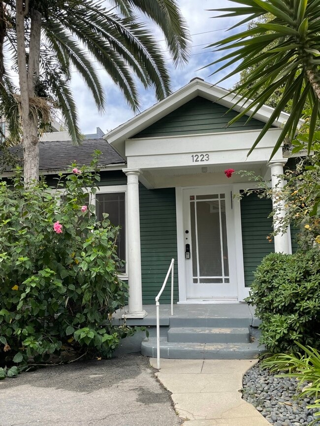 1223 N Orange Grove Ave, Unit WHOLE HOUSE in West Hollywood, CA - Building Photo - Building Photo