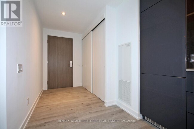 161-161 Roehampton Ave in Toronto, ON - Building Photo - Building Photo