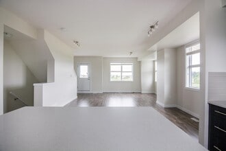 655-655 Watt Blvd SW in Edmonton, AB - Building Photo - Building Photo