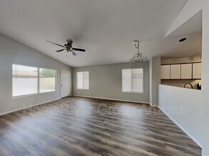 8942 W Holly St in Phoenix, AZ - Building Photo - Building Photo
