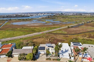 8120 Billowvista Dr in Los Angeles, CA - Building Photo