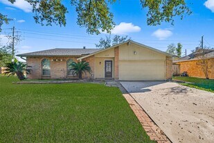 16419 Cairnway Dr in Houston, TX - Building Photo