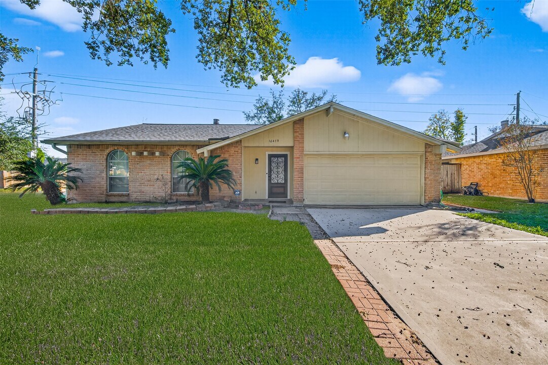 16419 Cairnway Dr in Houston, TX - Building Photo