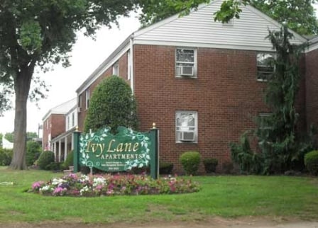 Ivy Lane Apartments in Bergenfield, NJ - Building Photo