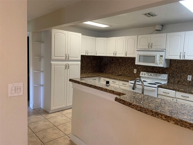 907 SW 78th Ave in North Lauderdale, FL - Building Photo - Building Photo