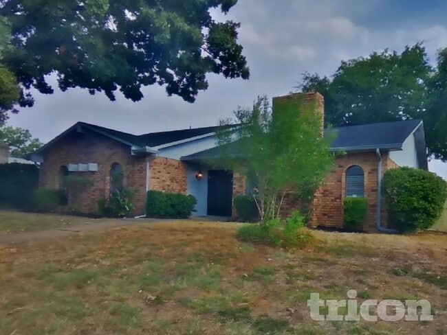 414 Hemlock Dr in Grand Prairie, TX - Foto de edificio - Building Photo