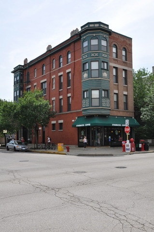 property at 1351 W Roscoe St