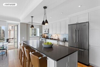 200 E 66th St in New York, NY - Foto de edificio - Building Photo