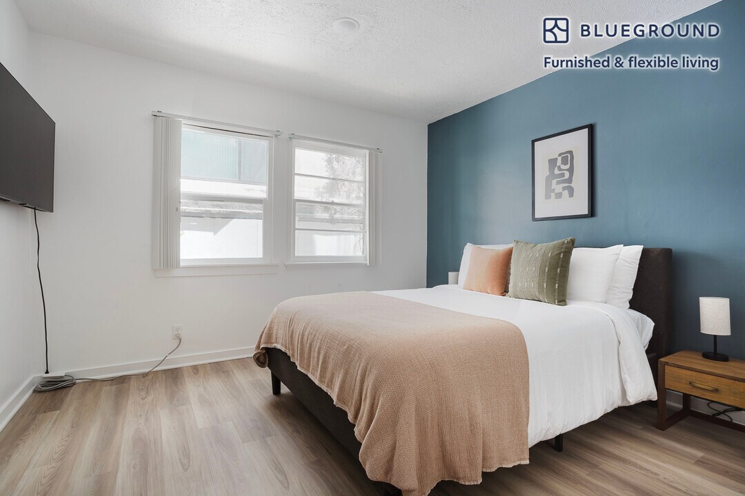 944 Tiverton Ave in Los Angeles, CA - Building Photo