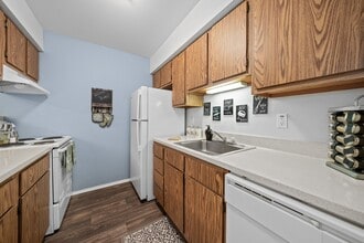 Woodland Villa Apartments in Westland, MI - Foto de edificio - Building Photo