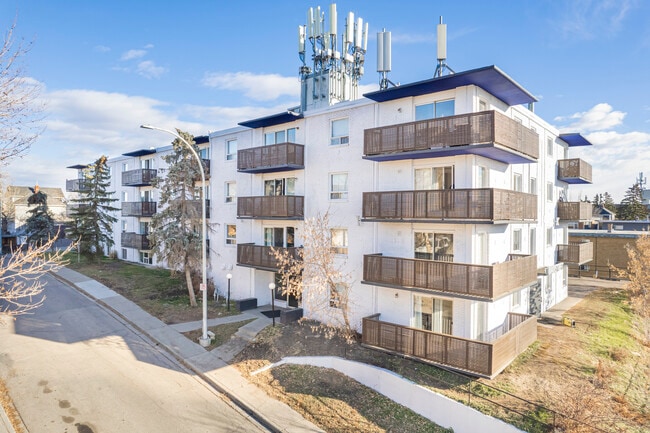 White Plains Manor in Calgary, AB - Building Photo - Building Photo