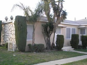 1535 W 105th St, Unit 1 in Los Angeles, CA - Foto de edificio - Building Photo