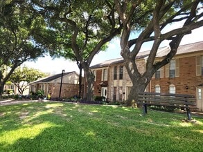 10813 Sandpiper Dr in Houston, TX - Foto de edificio - Building Photo