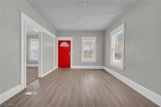 9720 Denison Ave in Cleveland, OH - Foto de edificio - Building Photo