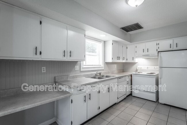 property at 2914 Williamsburg Ln