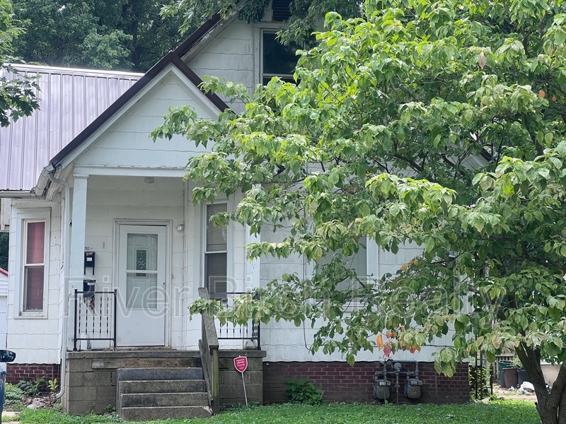 702 W Miller St in Springfield, IL - Building Photo