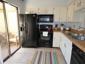 7640 W Greenway Blvd in Dallas, TX - Building Photo - Building Photo