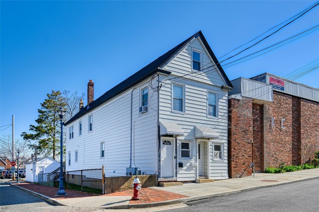 37 Summit St in Oyster Bay, NY - Foto de edificio - Building Photo