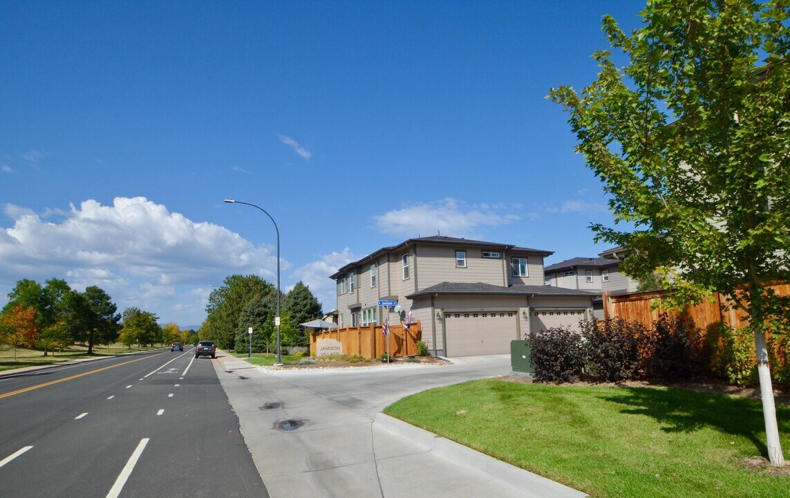 206 W Jamison Ct in Littleton, CO - Building Photo