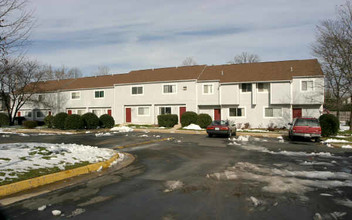 Oak Creek Apartments in Vienna, VA - Foto de edificio - Building Photo