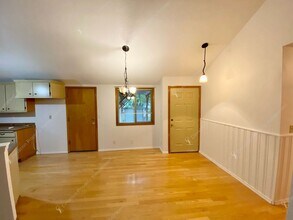 1435 SE Lostine Cir in Bend, OR - Building Photo - Building Photo