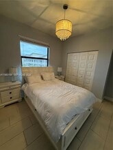 7815 NW 104th Ave in Doral, FL - Foto de edificio - Building Photo