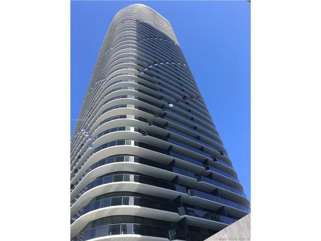 45 SW 9th St, Unit 2207 in Miami, FL - Building Photo - Building Photo