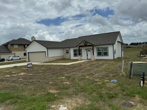 180 Turnberry Dr in La Vernia, TX - Foto de edificio - Building Photo