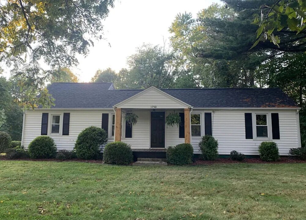 3750 S Snoddy Rd in Bloomington, IN - Building Photo