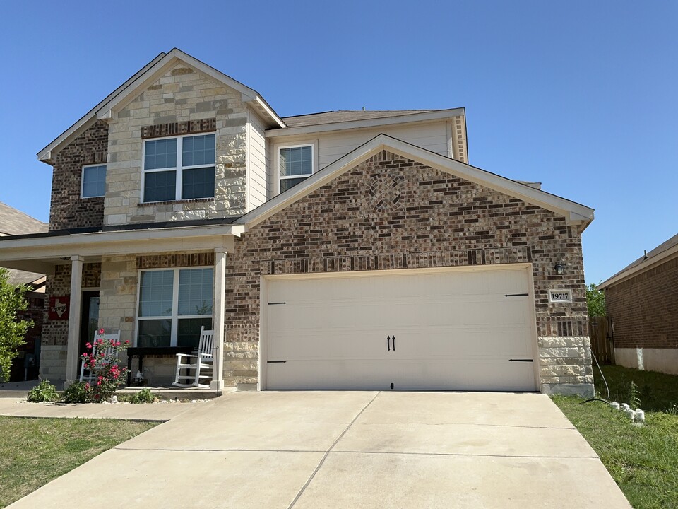 19717 W.T. Gallaway St in Manor, TX - Building Photo