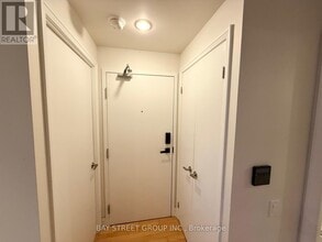 21 Carlton St. in Toronto, ON - Building Photo - Building Photo