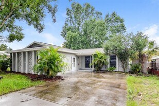 1602 Cromwell Dr in Tarpon Springs, FL - Building Photo
