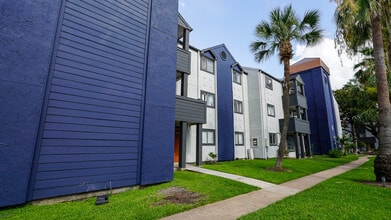 Windsor Manor in Houston, TX - Building Photo - Building Photo