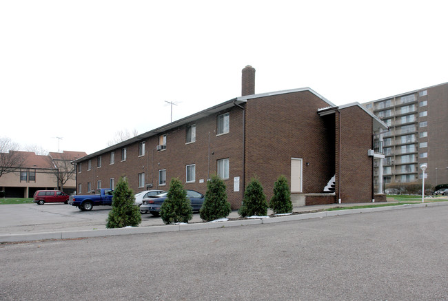 Center in the Falls in Cuyahoga Falls, OH - Building Photo - Building Photo