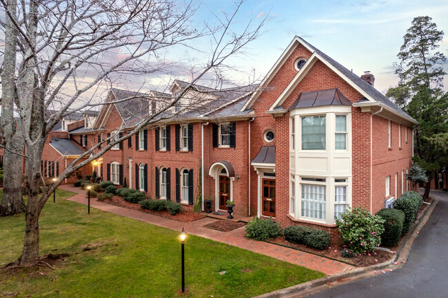 2015 Queens Rd W in Charlotte, NC - Building Photo - Primary Photo