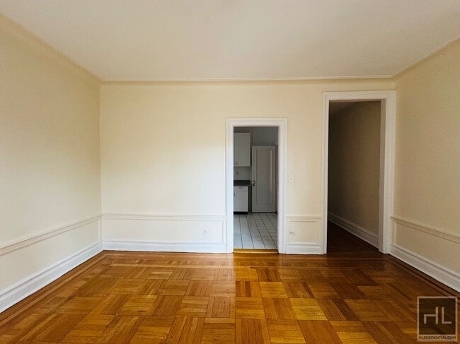 WEST 204 STREET in New York, NY - Building Photo - Building Photo