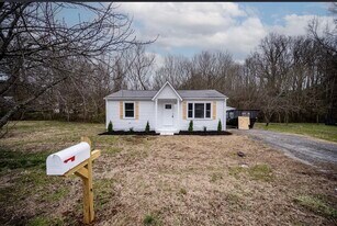 126 Winding Way in McMinnville, TN - Building Photo