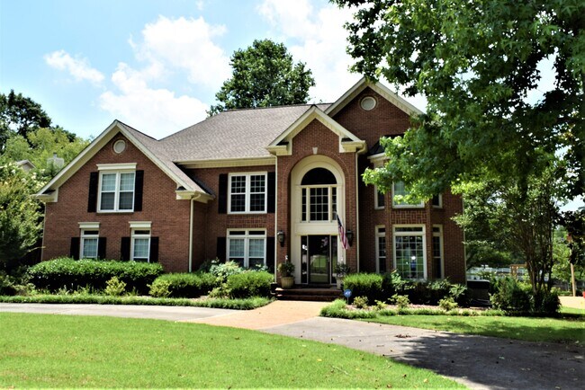 property at 2916 Madrey Ln SE
