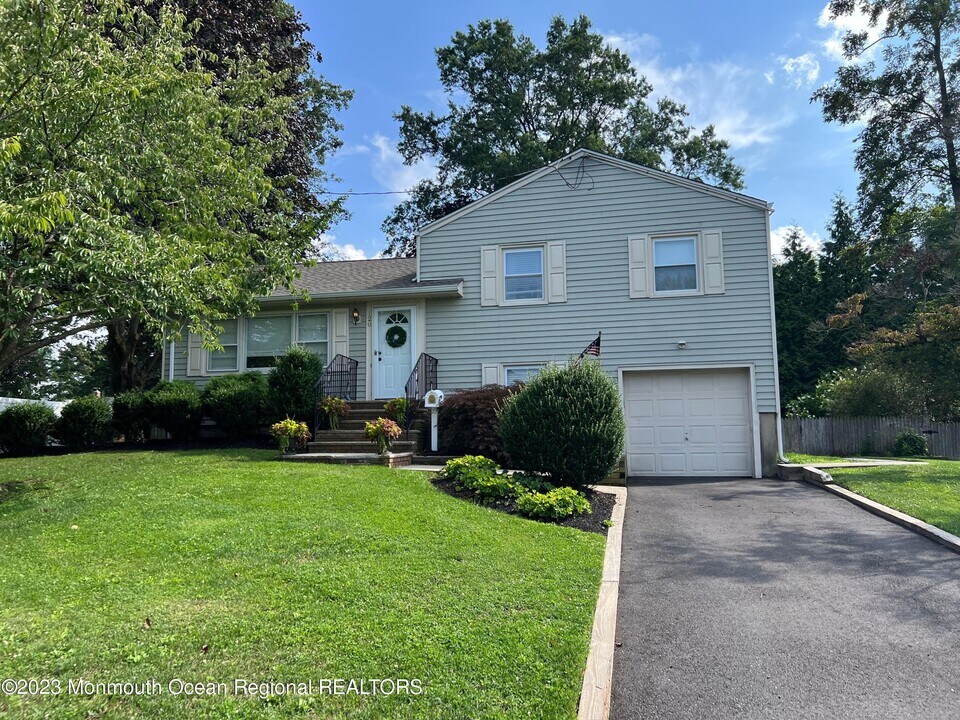 120 Irwin Pl in Middletown, NJ - Foto de edificio