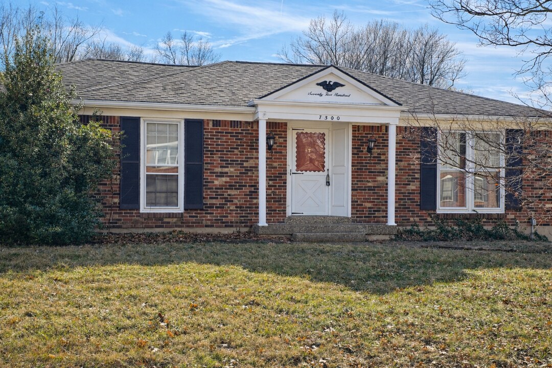 7500 Cove Dr in Louisville, KY - Building Photo