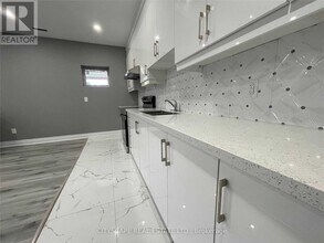 21 Leadership Dr in Brampton, ON - Building Photo - Building Photo