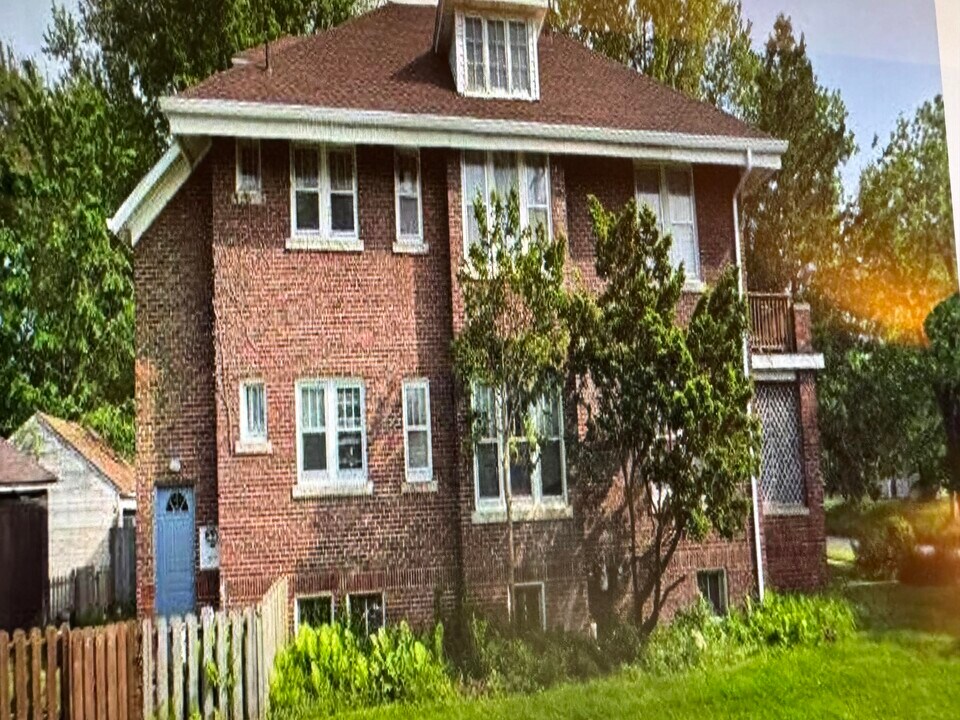 492 Alter Rd in Detroit, MI - Building Photo