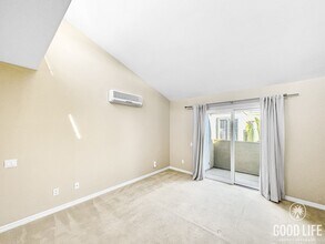 5402 Balboa Arms Dr in San Diego, CA - Foto de edificio - Building Photo