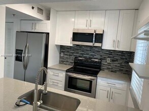 203 Riviera Cir in Weston, FL - Building Photo - Building Photo