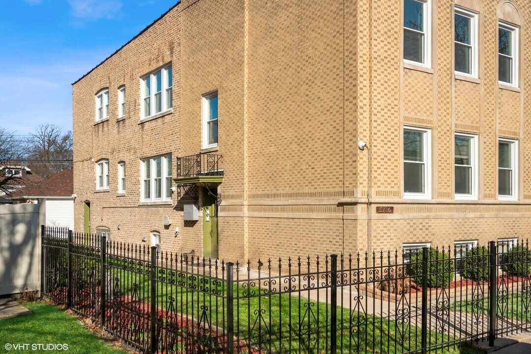 5736 N Richmond St, Unit 2 in Chicago, IL - Foto de edificio