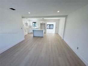 1180 Opa-Locka Blvd in Miami, FL - Foto de edificio - Building Photo