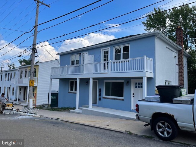 102 E Cedar St in Kennett Square, PA - Foto de edificio - Building Photo