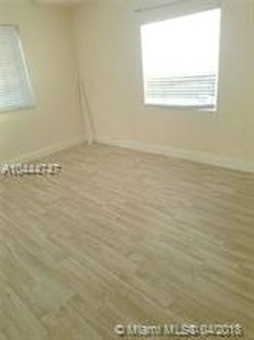 2822 Pine Tree Dr in Miami Beach, FL - Building Photo - Building Photo