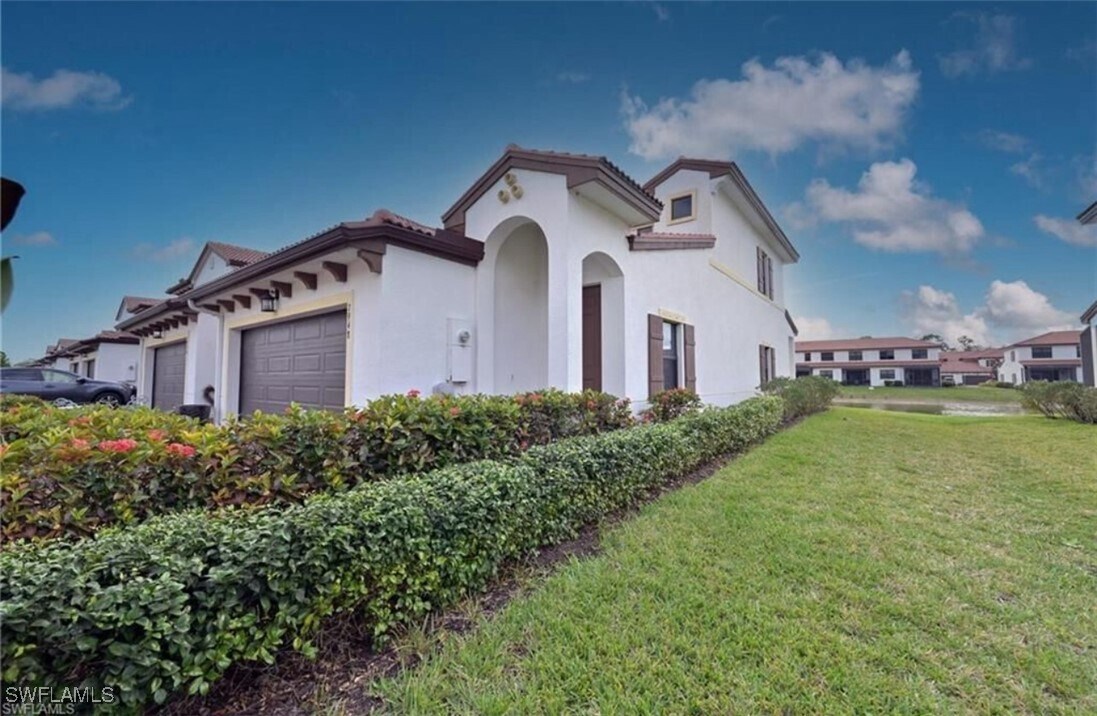 7948 Bristol Cir in Naples, FL - Building Photo